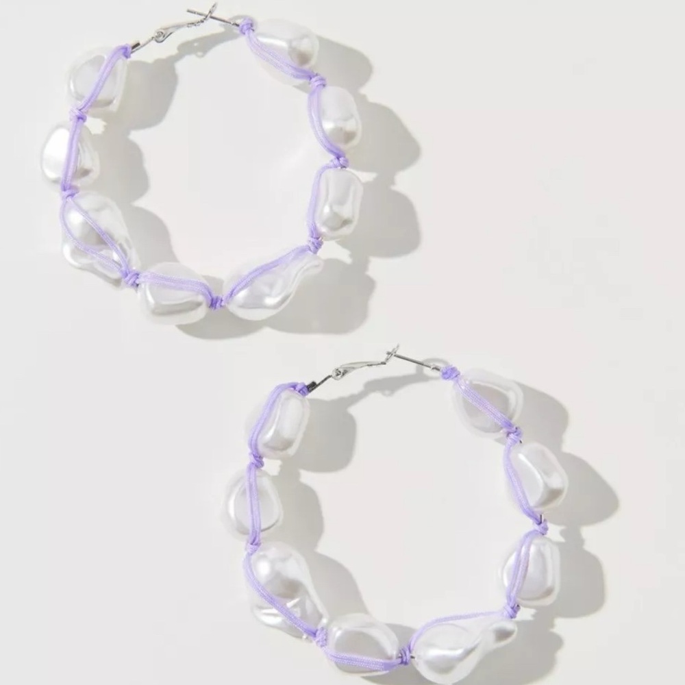NEW URBAN OUTFITTERS KEELY STATEMENT PEARL HOOP EARRINGS WHITE PURPLE summer